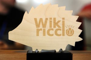 Statuetta in legno raffigurante un WikiRiccio